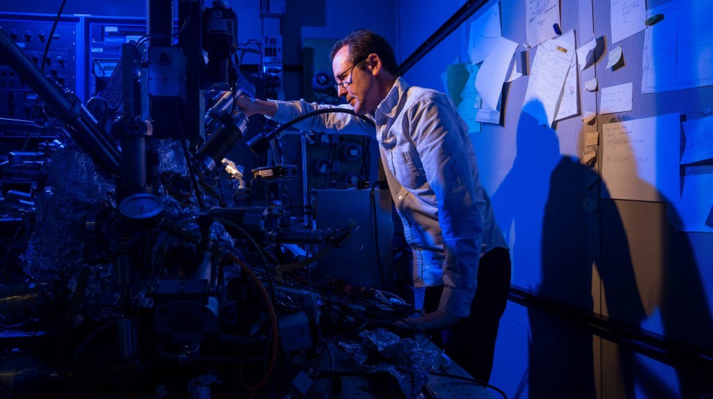 Christopher Lutz con el microscopio de efecto túnel grabando y leyendo datos en átomos. Foto: IBM Research.