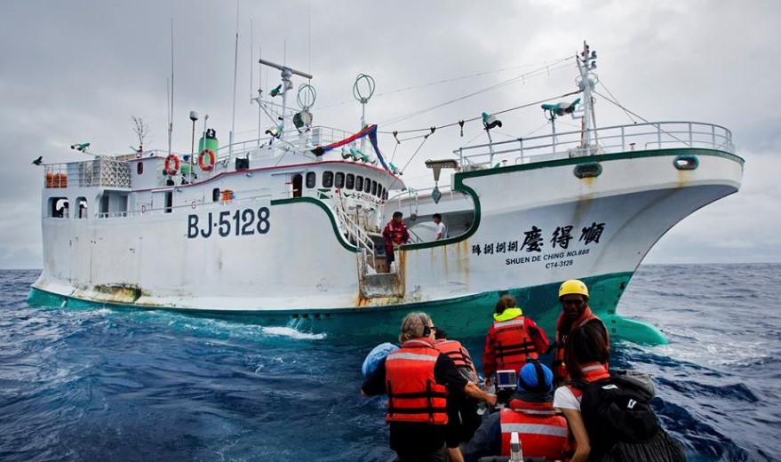 Activistas de Greenpeace se preparan para abordar el pesquero ilegal Shuen De Ching No 888, de bandera china. Foto: Greenpeace International.