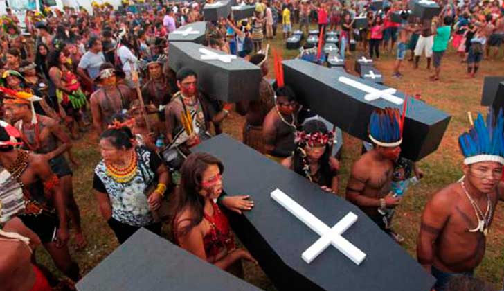 Indígenas brasileños se plantan contra el Gobierno de Temer en defensa de sus tierras. Foto: EFE