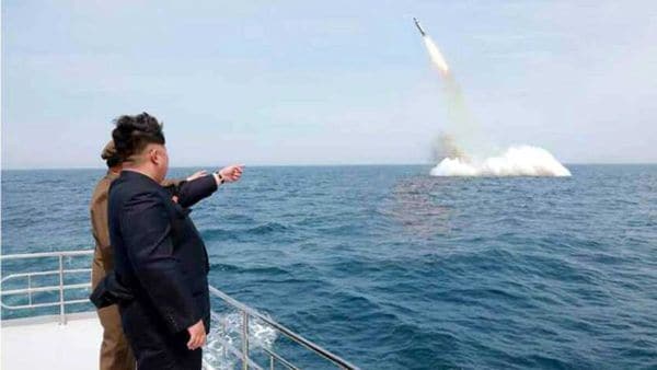 Kim Jong-un señala un misil mientras es disparado. Foto: Korean Central News Agency