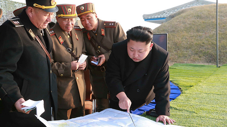 Kim Jong-un revisa unos planos con varios altos efectivos militares. Foto: KCNA.