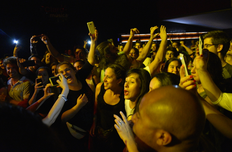 Juanchi se bajó del escenario y cantó abrazado con sus fans. Foto: Carlos Loría - LARED21