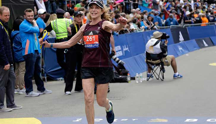 La primera mujer en correr la maratón de Boston, regresó a la carrera 50 años después.