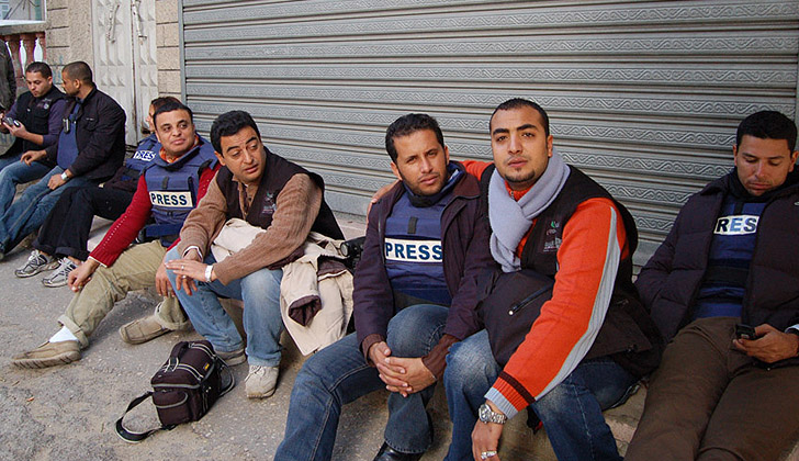 Un grupo de periodistas descansan después de una jornada de trabajo en Franja de Gaza. Foto: Al Jazeera English