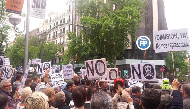 "No es un partido, es una mafia", españoles protestan contra el PP de Rajoy.