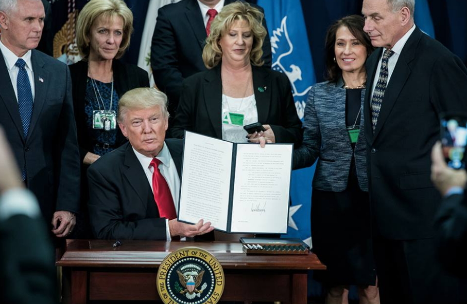 Trump sostiene uno de sus decretos ejecutivos. Foto: The White House