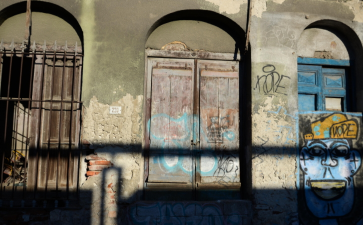 Algunos cálculos indican que en Montevideo hay unas 17.000 propiedades abandonadas o ruinosas.