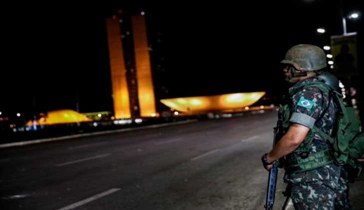Brasil: el Consejo Nacional de DD.HH. y la oposición condenan la militarización de Brasilia . Foto: EFE