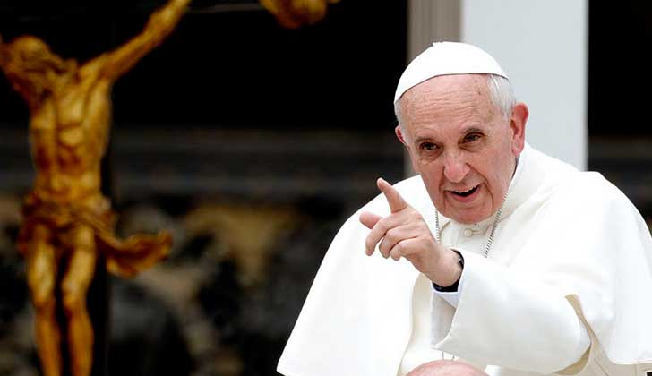 Papa Francisco evalúa crear tribunales continentales para juzgar casos de sacerdotes pederastas.