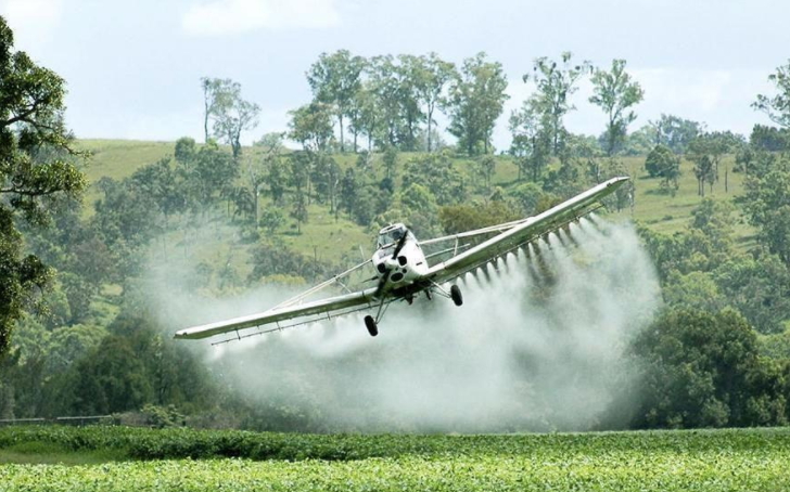 Los pesticidas suelen aplicarse con avionetas. Foto: EcoWatch