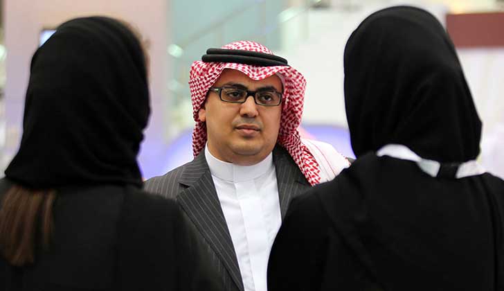 Human Rights Watch pide a Arabia Saudí eliminar el sistema de tutoría de un varón sobre la mujer .