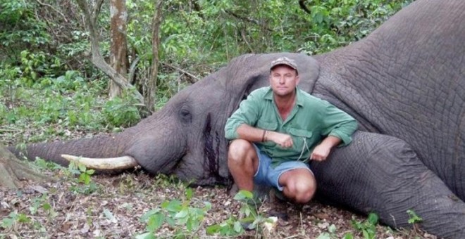 Foto: Theunis Botha junto a un elefante asesinado en un safari.