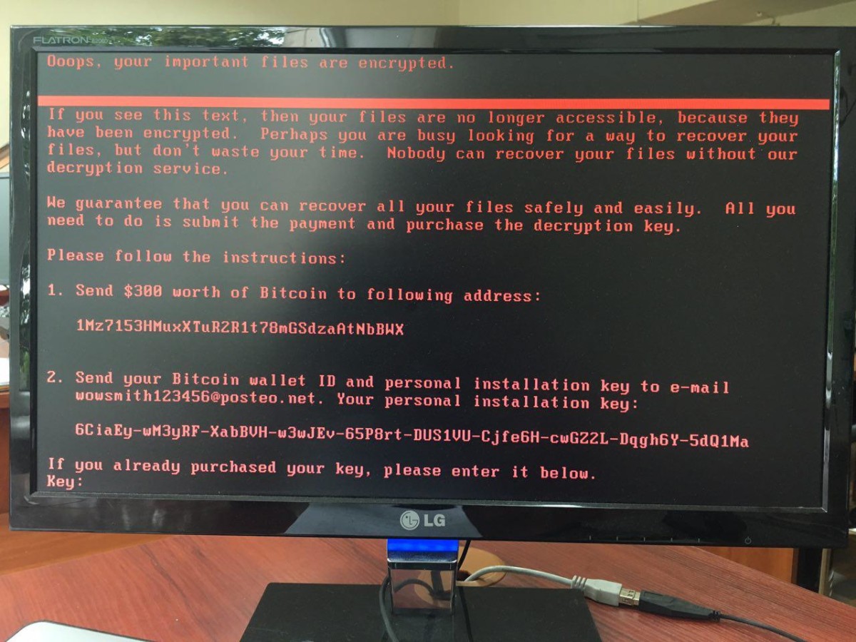 Este es el mensaje que aparece en las computadoras secuestradas, pidiendo un pago en bitcoins por su liberación. Foto: Twitter