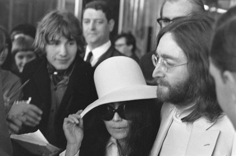 Lennon y Ono escapando de la prensa, en 1969. Foto: Wikimedia Commons