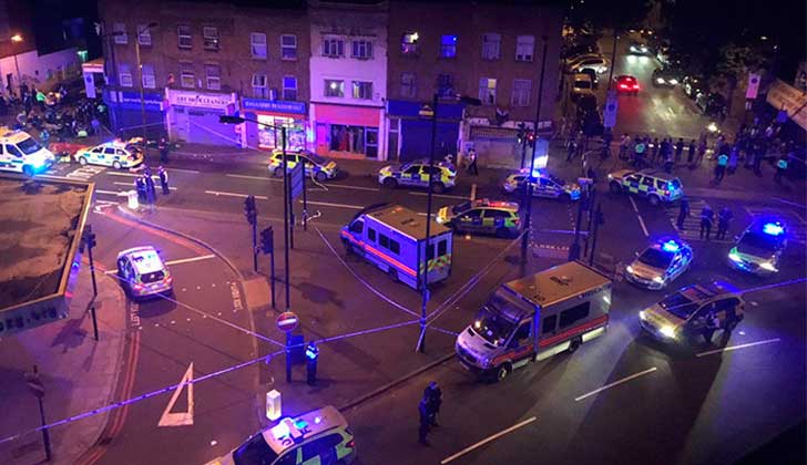 Atropello cerca de una mezquita en Londres es atendido como "posible ataque terrorista".