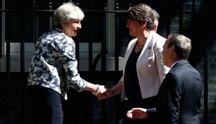 Theresa May logró un acuerdo con el DUP para gobernar en minoría. Foto: Reuters