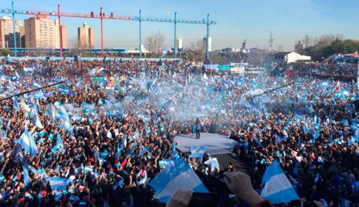CFK presentó el nuevo frente 'Unidad Ciudadana' ante una multitud. Foto: @CFKArgentina 