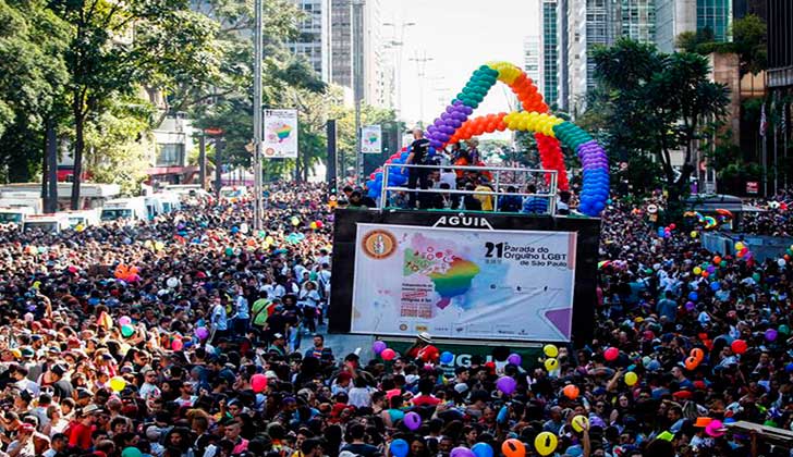 Multitudinaria marcha del orgullo gay en Brasil exigió un estado laico. Foto: EFE