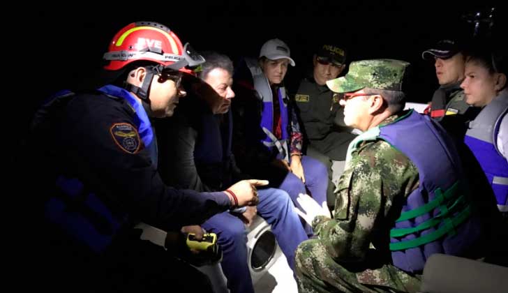 Colombia: al menos 6 muertos y 31 desaparecidos tras naufragar un barco con turistas en Guatapé. Foto: Twitter Juan Manuel Santos