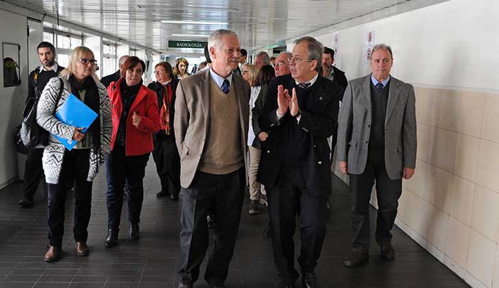 Jorge Basso y otras autoridades de Salud Pública en la recorrida por el Hospital Policial. Foto: Presidencia
