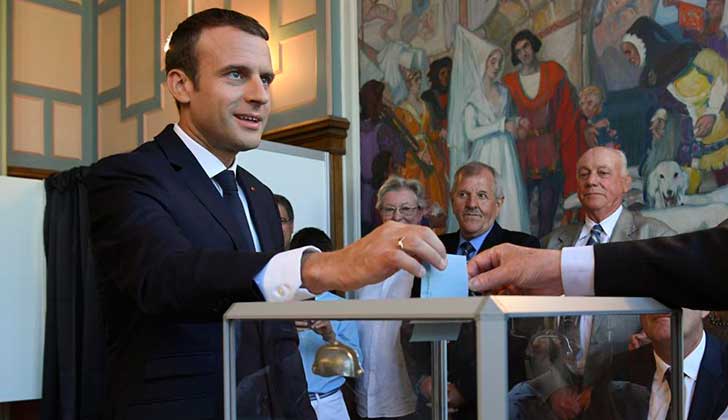 Con una abstención récord marcando las elecciones parlamentarias de Francia, el partido de Macron logra la mayoría absoluta. Foto: EFE