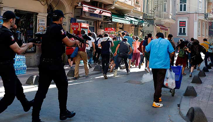 Policía turca dispersa con balas de goma marcha del Orgullo LGBT en Estambul. Foto: Reuters