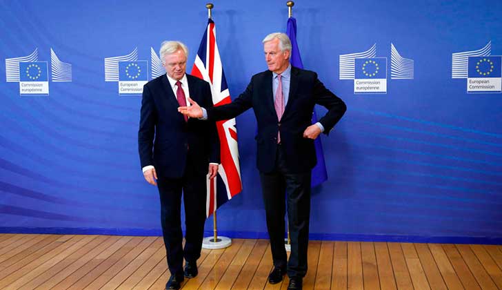 El negociador jefe de la UE, Michael Barnier, junto a su homólogo británic, David Davis en Bruselas.  Foto: Reuters