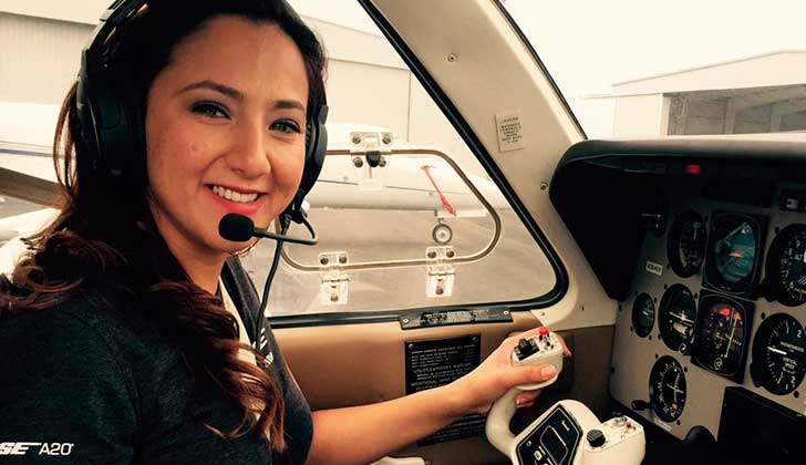La piloto afgana Shaesta Waiz recorre el mundo para formar niñas en ciencia y tecnología.