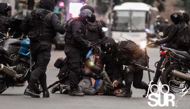 La policía de Buenos Aires reprimió con gases, carros hidrantes y balas de goma una protesta de movimientos sociales. Foto: FotoSur
