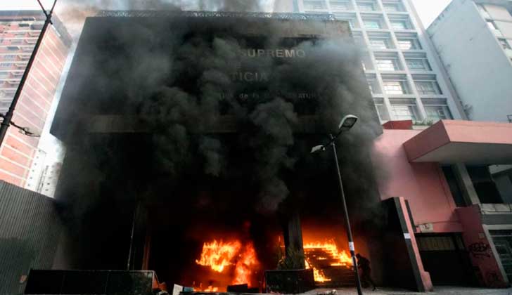 Venezuela: opositores incendiaron oficinas del TSJ en Caracas.