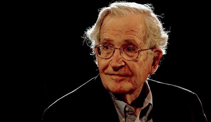 Chomsky teme por una guerra nuclear: "Sobre todo por la persona que tiene el dedo sobre el botón (Trump)".