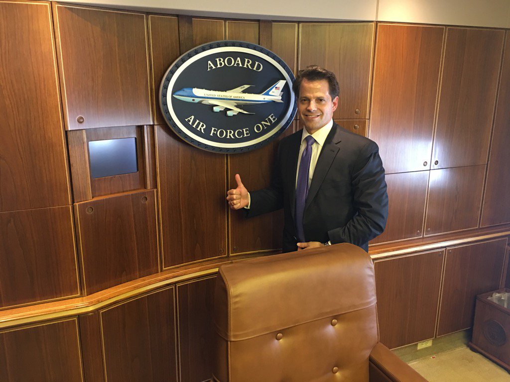 Anthony Scaramucci, en uno de sus pocos vuelos en el avión presidencial de EE.UU. Foto: Twitter