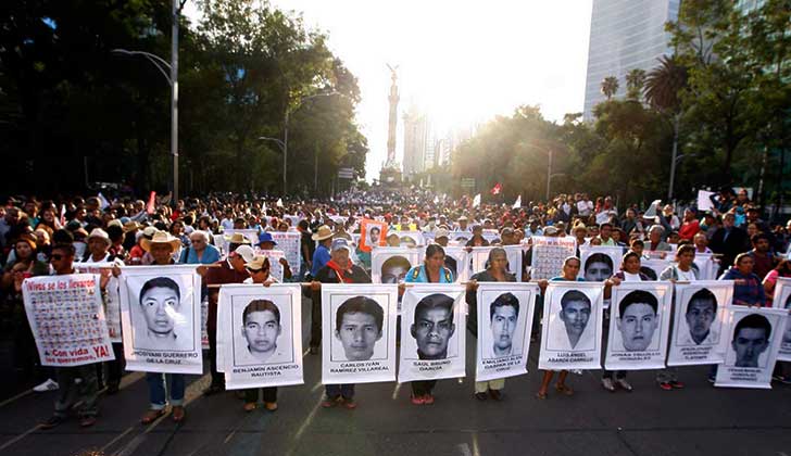 Investigadores de Ayotzinapa denuncian haber sido espiados por el Gobierno mexicano.