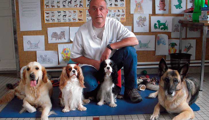 Foto: William Lambiotte con los cuatro perros del hospital.