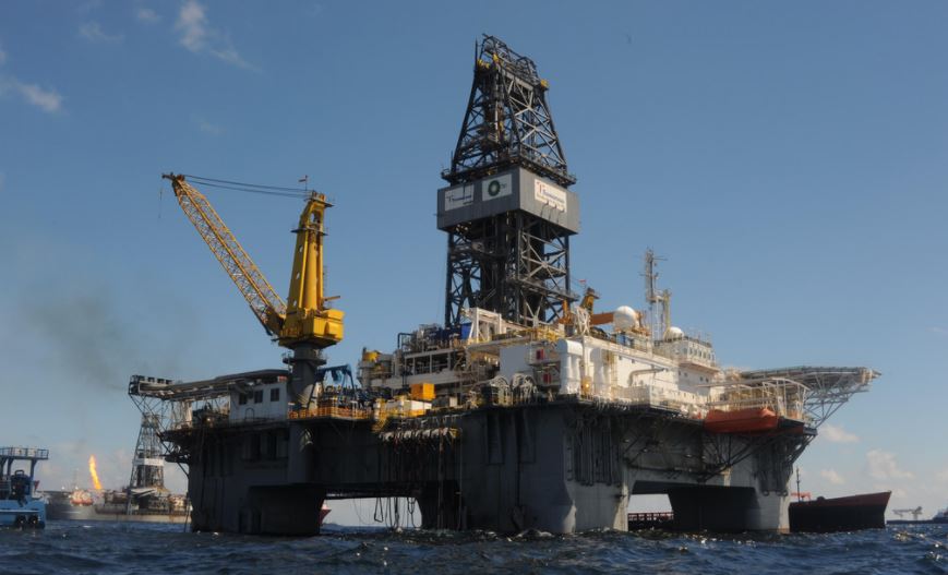 Plataforma petrolera en el Golfo de México. Foto: U.S. Coast Guard / Matthew Belson