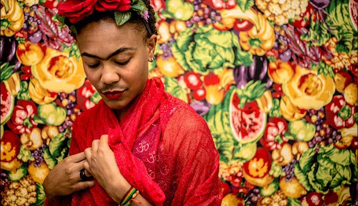 “Todos podemos ser Frida”, el proyecto fotográfico de la artista brasileña Camila Fontenele .