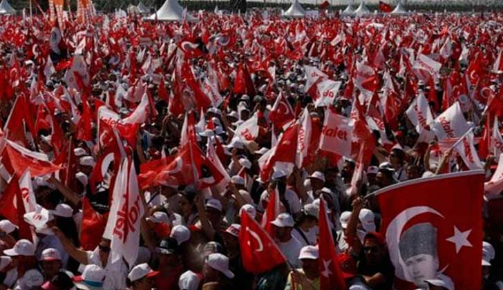 Una multitud protestó en Estambul contra el estado de excepción y el Gobierno de Erdogan. 