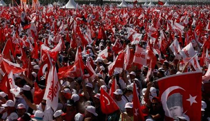 Una multitud protestó en Estambul contra el estado de excepción y el Gobierno de Erdogan.