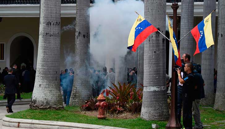 El Día de la Independencia en Venezuela terminó con disturbios y heridos en el Parlamento.