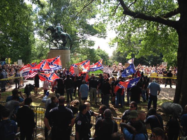 Miembros de grupos supremacistas blancos, como el Ku Klux Klan, frente a la estatua del general Robert E. Lee. Foto: Facebook / CBS19 News