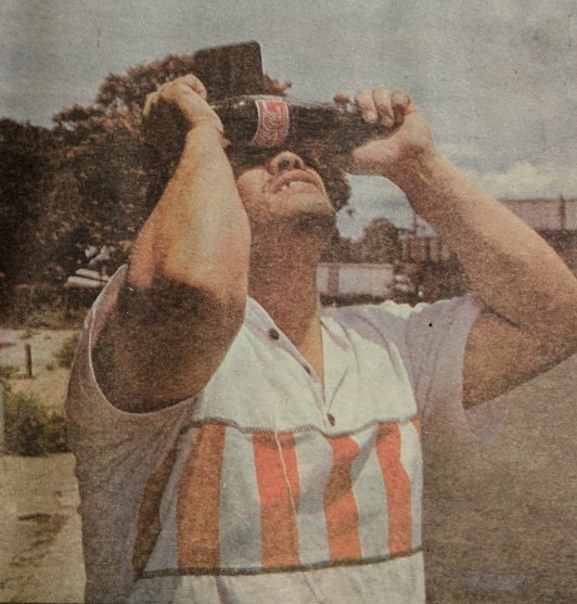 Un eclipse total de sol fue visible en 1991 en el sur de México, todo Centroamérica y parte de Colombia y Brasil. En la imagen, un hombre observa a través de una botella de Coca-Cola, algo que no es recomendable. 