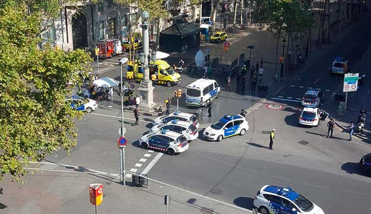 Una furgoneta atropella a varias personas en la Rambla de Barcelona.
