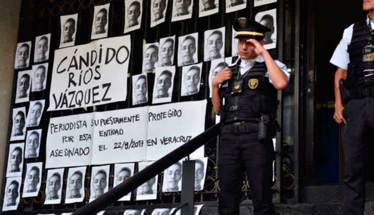 Periodistas repudian frente a la Secretaría de Gobernación el asesinato de un periodista que contaba con protección oficial. Foto: Eduardo Miranda/Proceso.com