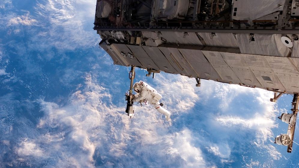 Un astronauta realiza reparaciones en la Estación Espacial Internacional. Foto: NASA