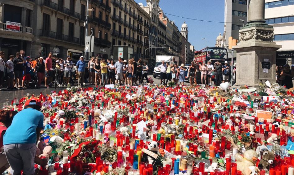 Miles de flores y velas depositadas en el lugar de los atentados en Barcelona. Foto: Twitter@Queency83 