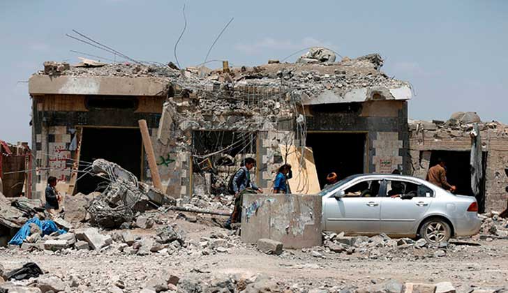 Ataque de la coalición saudita contra un hotel en Yemen deja decenas de fallecidos . Foto: Khaled Abdullah / Reuters
