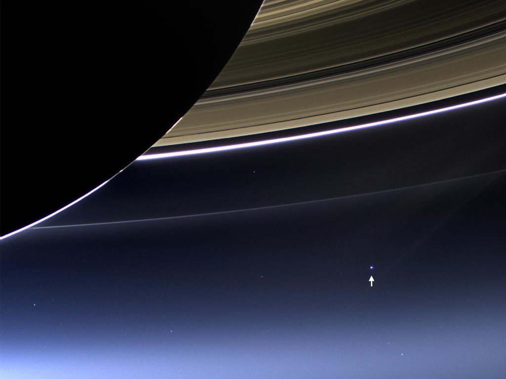 El punto blanco señalado es la Tierra, desde la cámara de la sonda Cassini. Foto: NASA