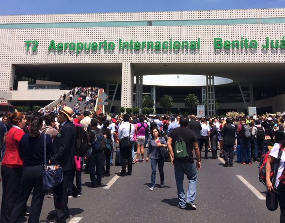 El aeropuerto de Ciudad de México fue evacuado y se interrumpieron sus operaciones. Foto: Twitter/airlivenet