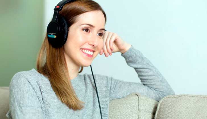 Escuchar música alegre puede ayudar a generar soluciones creativas.