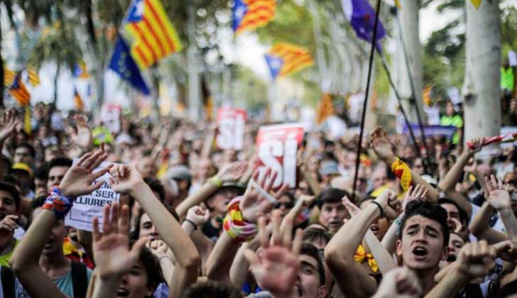 Miles de personas salen a la calle contra la actuación del Gobierno español en Cataluña. Foto: Xavi Herrero/Público.es